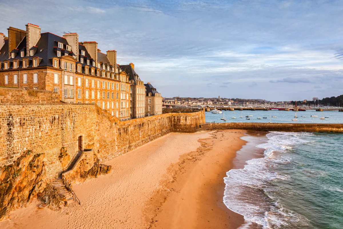 The keep on the Brittany Coast: The walls of the old town of Saint-Malo.