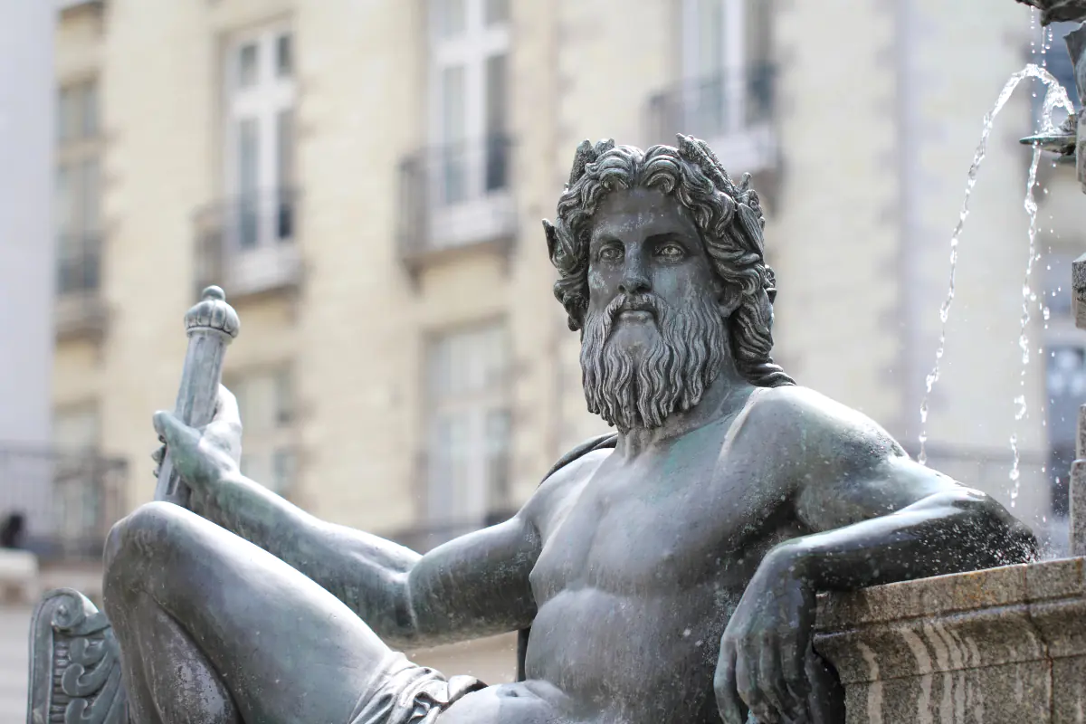 A statue in the middle of a fountain in central Nantes