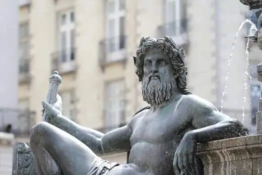 A statue in the middle of a fountain in central Nantes