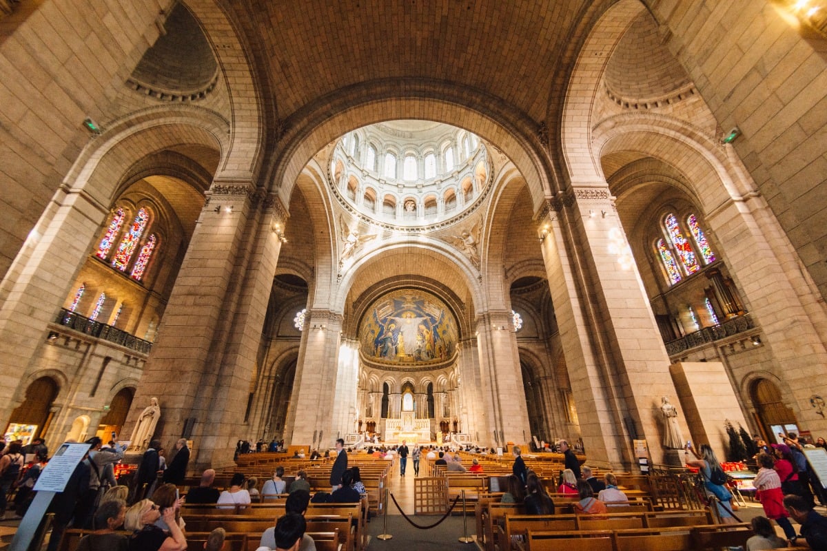 Inside Sacr&eacute;-C&oelig;ur, looking toward the apse mosaic