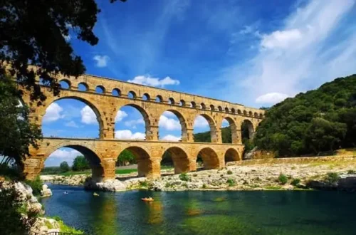 The ancient Roman Pont du Gard aqueduct bridge in Provence, a highlight of Link Paris's overnight Provence trip from Paris
