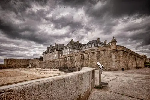 Mont Saint Michel Day Tour: The walls outside of the old town of Saint Malo.