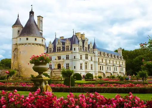 The gardens and castle at Chenonceau.