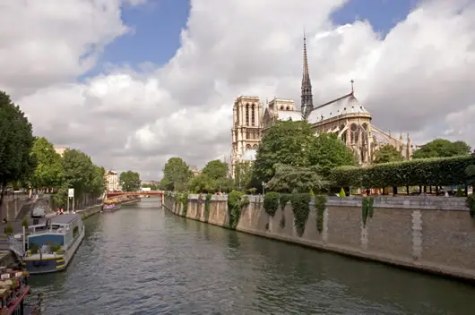 A one-hour Paris champagne cruise along the Seine river