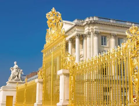 The golden gates in front of Château de Versailles.