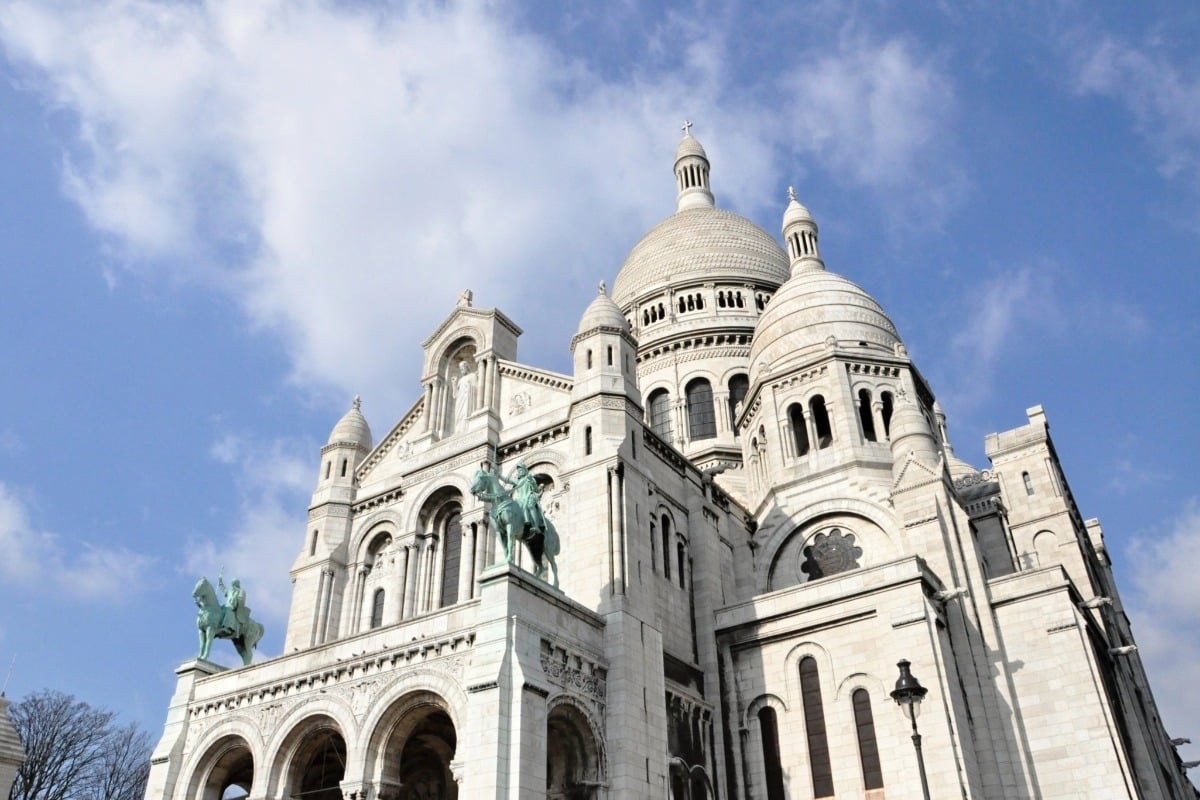 The white domes of Sacr&eacute;-C&oelig;ur against a blue sky