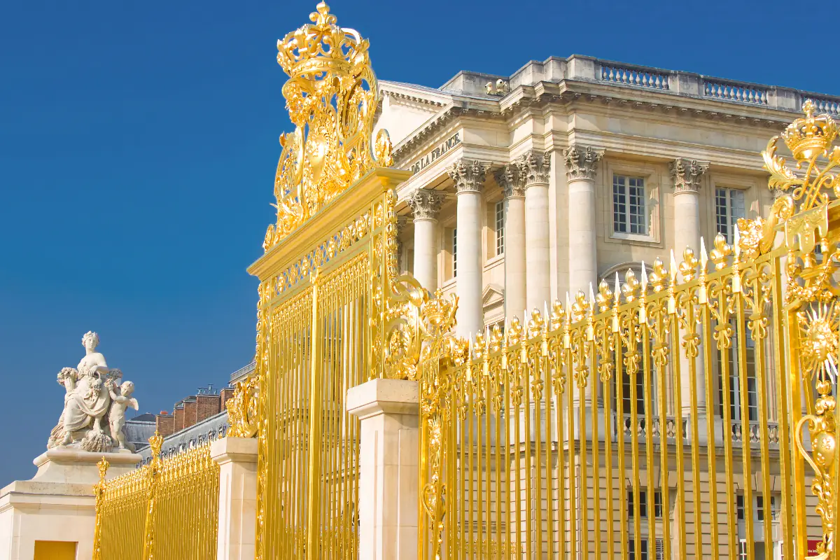 The golden gates in front of Château de Versailles.