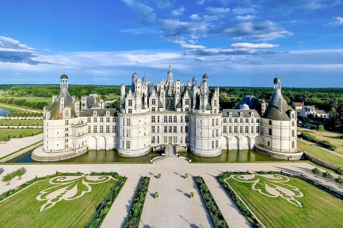 Loire Valley Day Trip from Paris - Explore the Historic Castles of Chambord and Chenonceau!