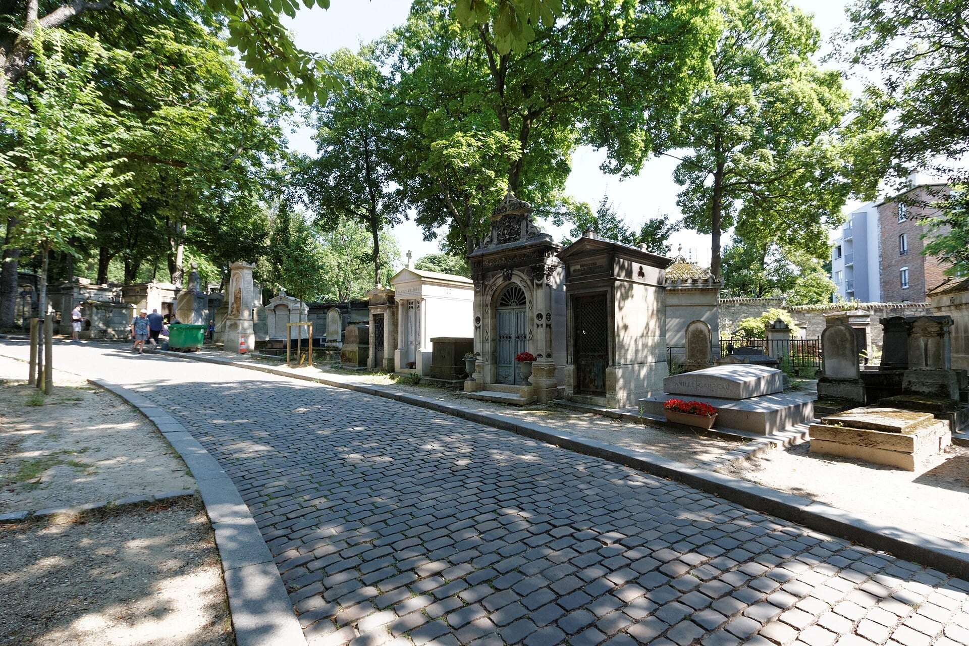 A cobbled avenue between the tombs of P&egrave;re Lachaise