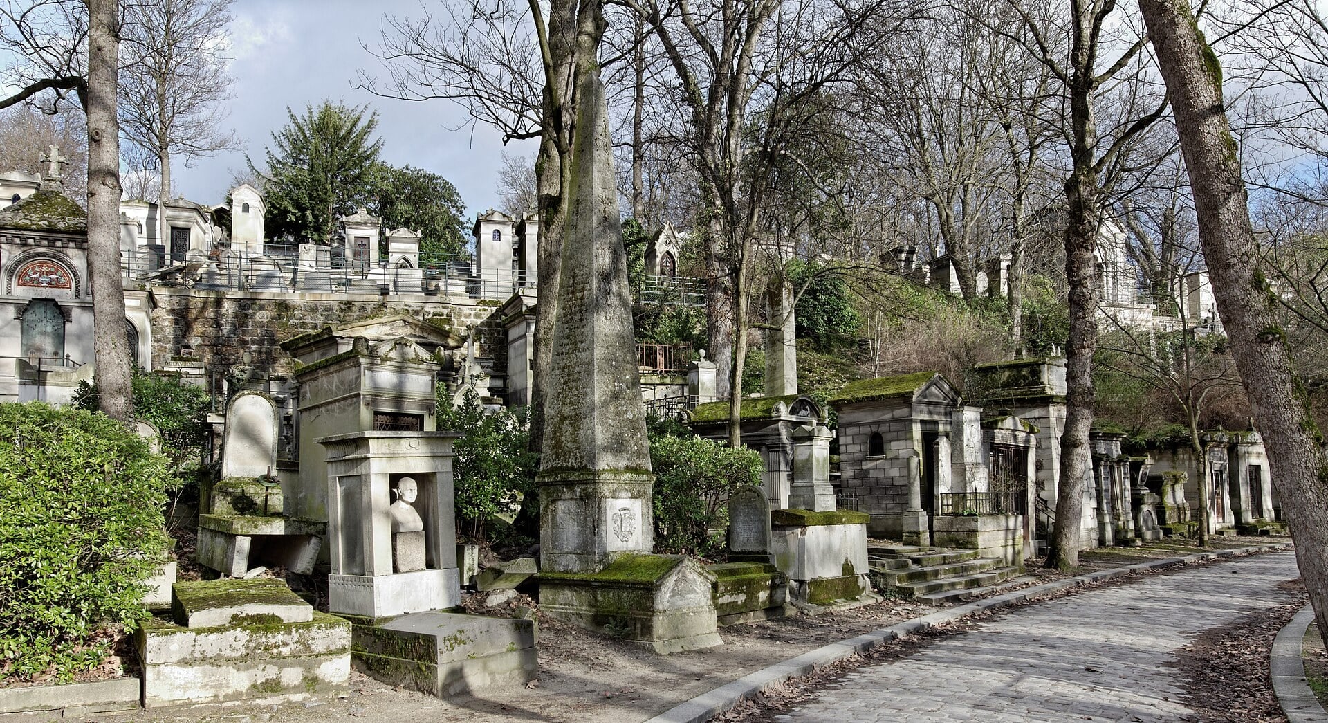 Monuments on a hillside of P&egrave;re Lachaise in winter