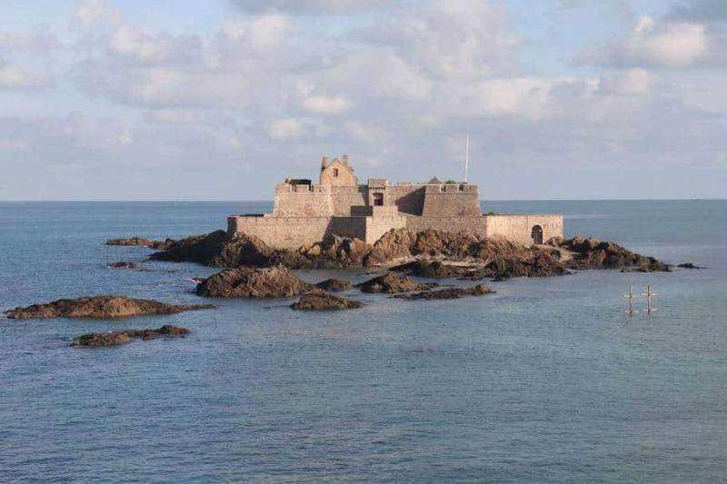 A miniature "castle" off the coast of Saint Malo